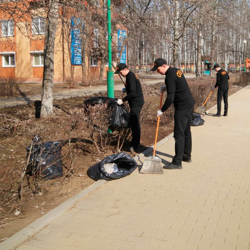 Уборка листьев в Коммунаре